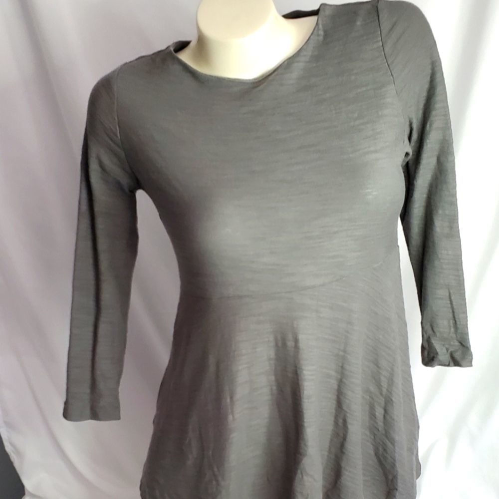 3/4 sleeve gray cotton top.